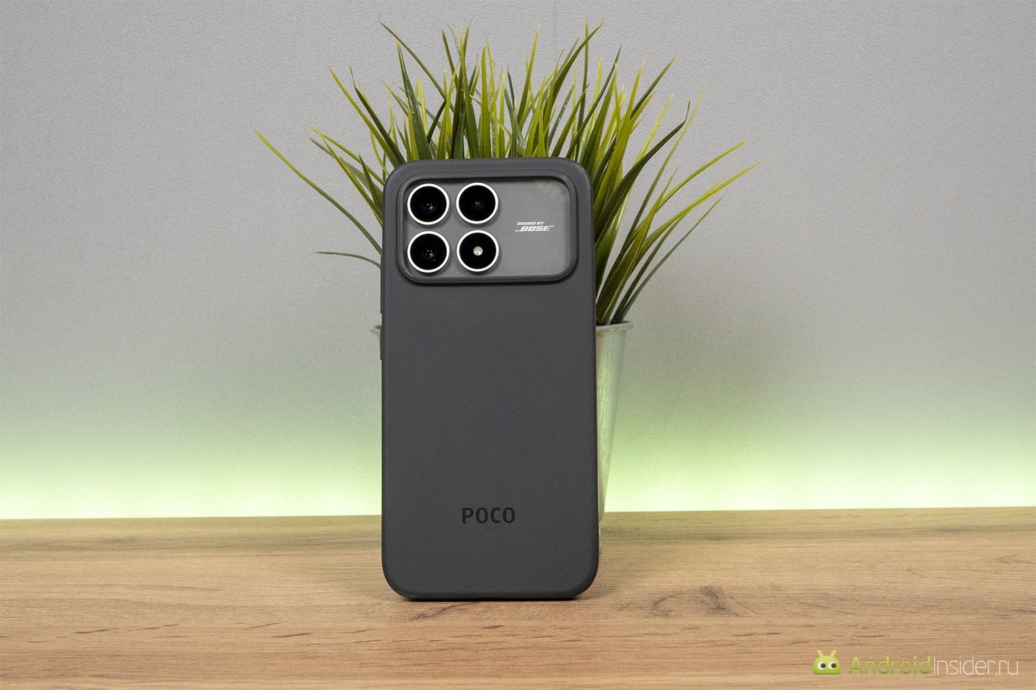 Дизайн и эргономика корпуса. Комплектный смартфон чуть добавляет размера, но из-за матовой текстуры в руке он лежит хорошо. Дизайн и эргономика корпуса. Комплектный смартфон чуть добавляет размера, но из-за матовой текстуры в руке он лежит хорошо. Фото.