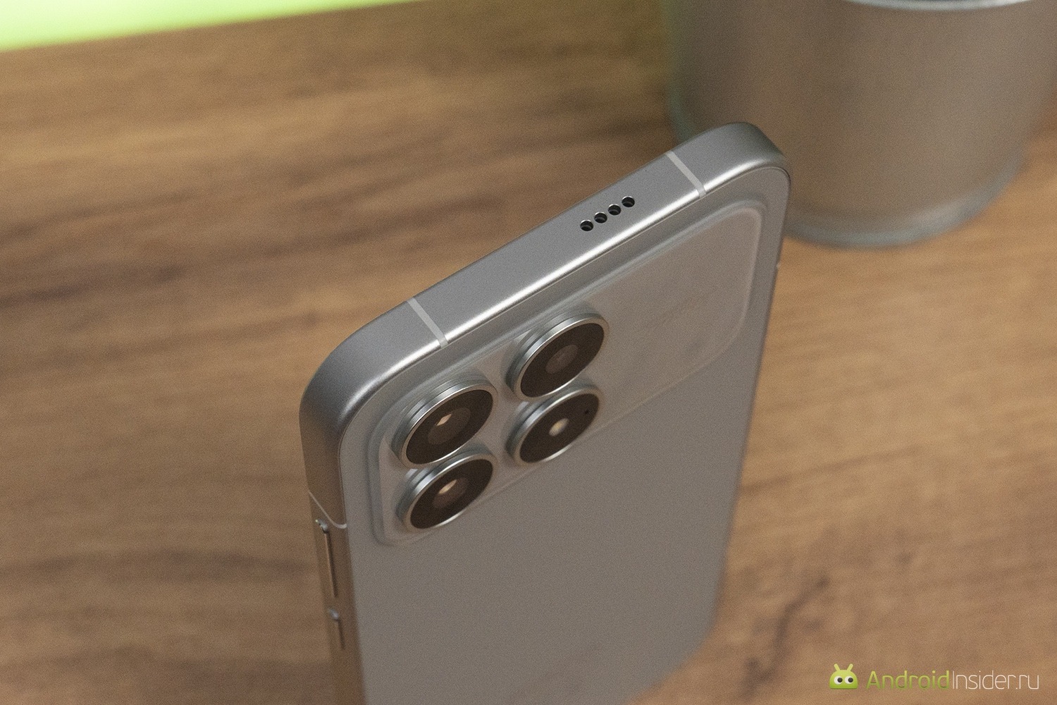 Дополнительные особенности. Динамики и сверху, и снизу. Дополнительные особенности. Динамики и сверху, и снизу. Фото.