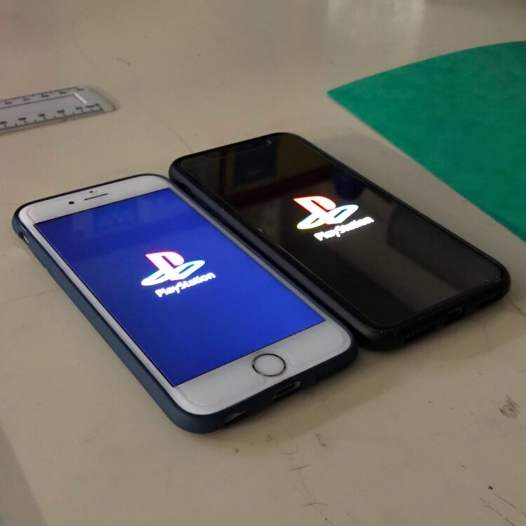 Наглядная разница между LCD (слева) и OLED (справа). Изображение: Reddit. Фото.