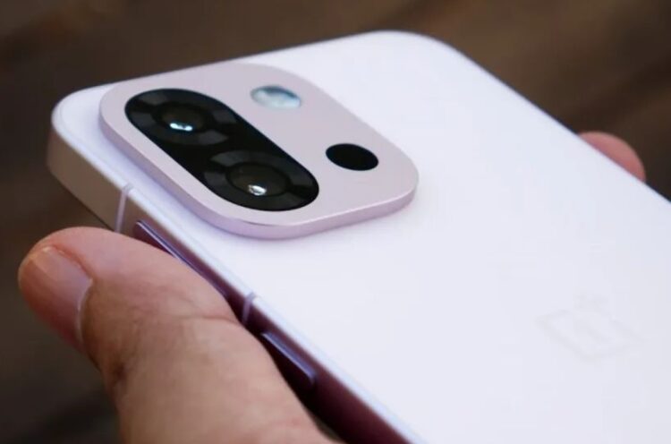 Я пользовался десятками смартфонов, но не могу принять эту моду. В дизайне можно заметить один конкретный тренд. Изображение: The Geek. Фото.