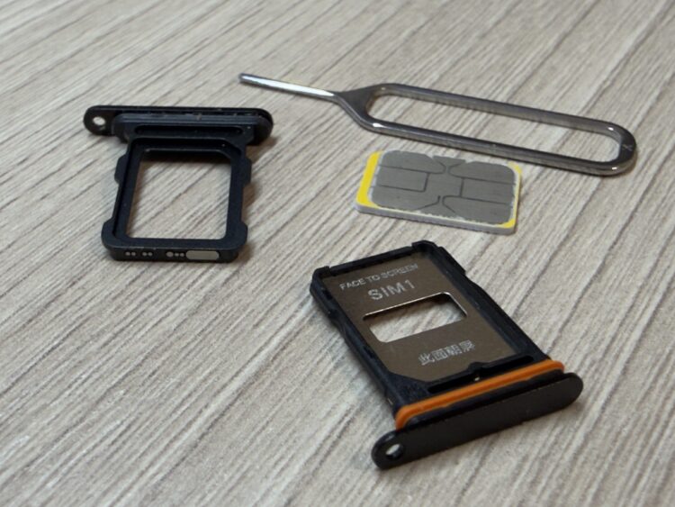 Меня удивил лоток для SIM Вообще забавная штука. Я — прожженный яблоковод, но вскрывал и настраивал этот смарт с каким-то ребяческим восторгом. Представьте: меня восхитил лоток для симки. Не, ну это нормально? А дело вот в чем. На айфонах как — вставил симку и все. Хочешь вторую? Подключай eSIM. А в POCO X8 Pro я открываю лоток и ожидаю (по старой памяти со времен смартфонов на базе Android 7) увидеть длиннющие салазки под две симкарты, да еще и нишу для microSD. Но что я вижу по факту? Ткнул скрепкой в отверстие — и мне в руки выпал малюсенький лоток под одну SIM-карту нано-формата. А где вторая, обещали же? Слева подальше — от айфона, справа и поближе — от POCO После пары секунд кручения и верчения в руках этой детальки выяснил — с другой стороны. Вот это ловко они придумали, конечно, мое почтение. Не забыли подписать, где SIM1, а где SIM2, причем есть указатель, какой стороной правильно вставлять лоток. Купить POCO X8 Pro на OZON В общем, много текста ради одного лотка, но мне эта микродеталь показалась важной. Хотя бы потому, что я реально ощутил внимание к мелочам — и это в смартфоне, который позиционируется как недорогой субфлагман. А еще это лоток с фиксацией симки, так что при установке она не вылетает и не заходит вкривь и вкось. На айфонах такой фишки нет: там, чтобы установить симку, нужно сразу позиционировать лоток симкой вверх, чтобы она не выпала. Короче, это уже второй «вау» за сегодня. Едем дальше. Как изменился дизайн POCO X8 Pro Открываю коробку, достаю смартфон — в этот момент в комнату заходит супруга с вопросом: «О, это айфон что ли?». В общем, на первый взгляд этот POCO X8 Pro, и правда, очень похож на iPhone 16 Pro, особенно если оба в черном цвете. Наверное, при детальном рассмотрении и изучении разница в материалах будет заметна, но в POCO — металлическая рамка с приятной текстурой. Объективно, задняя панель выглядит интереснее, чем в прошлой модели Я не могу сказать, что телефон прям выделяется уникальным дизайном, но если говорить о нем в разрезе прошлых и позапрошлых поколений тех же POCO X, тогда прогресс заметен. Например, углы телефона стали более скругленными, что уже придает свежести и даже дороговизны устройству. Такой же эффект будет от новой задней панели, которая теперь матовая целиком, а не поделена на две части. Симпатично смотрится Отдельно хочется отметить тонкие рамки дисплея: они здесь точно такие по толщине, как в iPhone 16 Pro. А последний, между прочим, презентовали именно с упором на эту фишку. Кажется, это уже третий «вау». Рамки порадовали, передняя панель смотрится свежо и технологично Ну и еще один приятный апгрейд: теперь в POCO X8 Pro используется продвинутая OLED-матрица с гибкой подводкой. Что это значит? А то, что в нижней части экрана больше нет так называемой «бороды», а дисплей по всей площади имеет рамки одинаковой толщины. Раньше такое делали только в дорогих флагманах — смотрится это здорово. Особенно если включить жесты и избавиться от классических кнопок управления Android. Как близнецы, только с разницей в возрасте А еще в последний момент я обнаружил забавную вещь — оказывается, смартфон поддерживает световые эффекты. То есть, если айфоны умеют подмигивать вспышкой в такт уведомлениями и вызовам, то здесь для этого реализована своя подсветка. Она светодиодная, разноцветная и с регулируемой яркостью. Эти кружочки плавно переливаются во время вызова и вспыхивают при уведомлениях Всего можно выбрать восемь оттенков, причем для входящих вызовов и уведомлений цвет настраивается индивидуально. Удобно, в общем. Характеристики POCO X8 Pro Младший субфлагман (именно так, потому что старший — это POCO F8 Pro, который мы уже вам показывали) получился интересным снаружи, но что же у него внутри? А тут довольно неплохая начинка. Модель POCO X8 Pro Экран OLED, 6.59″ Разрешение 2756 × 1268 (1.5K) Частота обновления 120 Гц Пиковая яркость до 3500 нит Процессор MediaTek Dimensity 8500 Ultra ОЗУ 8/12 ГБ LPDDR5X Память UFS 4.1 Аккумулятор 6500 мА*ч Зарядка 100 Вт (проводная) Обратная зарядка 27 Вт (по кабелю) Основная камера 50 МП, OIS Ультраширик 8 МП Фронтальная камера 20 МП Сердцем новинки стал чипсет MediaTek Dimensity 8500 Ultra. Это производительный восьмиядерный процессор с графикой как у дорогих аппаратов — например, она поддерживает трассировку лучей в играх. А еще здесь 12 ГБ оперативки, хотя в базовой версии будет только 8 ГБ. Но и это неплохой показатель, учитывая, что оба варианта снабжаются быстрой памятью стандарта LPDDR5X. Встроенного хранилища в базе 256 ГБ, а в модели чуть дороже — 512 ГБ. В общем, по памяти есть запас и куда разгуляться. Микрофон рядом с лотком, а многоточие — это динамик Единственное, что немного портит впечатление — это USB-C версии 2.0. То есть это удобный современный порт с поддержкой быстрой зарядки, но с ограниченной скоростью передачи данных. Впрочем, если вы не скидываете по кабелю фильмы весом по несколько десятков гигабайт, то это вообще не должно волновать. Сравниваем производительность POCO X8 Pro Справедливый вопрос будущего владельца POCO X8 Pro — а что вообще этот смартфон потянет? Фотошоп, игры, нейросети или, может быть, на нем еле вертится собственная же оболочка? По традиции, на этот вопрос отвечают бенчмарки. Я всегда верю двум: Geekbench и AnTuTu. Да, они показывают условные единицы, и это как раз то, что нужно для сравнения своего устройства с другими. Купить POCO X8 Pro на Aliexpress В тесте Geekbench 6 процессор Dimensity 8500 Ultra выдал 1700 баллов в режиме тестирования одного ядра и чуть больше 6600 баллов в многопотоке. Если верить аналогичным тестам, такие же цифры по мультиядерному тесту выдает Galaxy S24 Ultra на базе Snapdragon 8 Gen 3. А по мощности одного ядра наш герой находится где-то на уровне Snapdragon 8 Gen 2. Мне кажется, это круто. Неплохие циферки для младшего субфлагмана Теперь AnTuTu. Запустил тест, посмотрел красивые картинки и графику с трассировкой лучей, удивился, как изменилось все со времен моих HTC Desire S, Google Nexus 5 и Samsung Galaxy S7. После проверки бенчмарк выдал 2 075 119 очков. В вакууме эта цифра мне ни о чем не говорит, поэтому обращаюсь к результатам тестов других устройств. С похожими показателями у нас идут: POCO F7 Pro (12 ГБ) — 2 193 049 баллов HONOR 400 Pro (12 ГБ) — 2 188 967 баллов iQOO Z10 Turbo (12 ГБ) — 2 027 257 баллов Samsung Galaxy S265 FE (8 ГБ) — 2 011 033 балла В целом комментировать больше нечего, разве что можно предположить, что версия с 12 ГБ оперативки выбьет в этом тесте чуть больше очков и, возможно, обгонит прошлогодний POCO F7 Pro. Что с дисплеем POCO X8 Pro Может быть, волна дефицита еще скажется на качестве смартфонов и их основных компонентов, но у нас в обзоре пока устройство, которого проблемы с памятью не коснулись. По крайней мере производителю не пришлось снижать характеристики и компенсировать себестоимость смартфона удешевлением материалов корпуса или того же дисплея. Отсутствие нижнего выступа меняет дело глобально Так что OLED-панель здесь здоровская: диагональ почти 6,6 дюйма, а разрешение — 1268 × 2756 пикселей. При такой плотности пикселей (460 PPI) текст и любые детали на фотках выглядят очень резко. Не обделен дисплей и современными фишками флагманов: тут есть 120 Гц пиковая яркость аж 3500 нит частота мерцания подсветки — 3840 Гц поддерживает Dolby Vision и HDR Честно говоря, рассказывать о нем особо нечего, потому что у POCO X8 Pro просто классный экран, которым приятно пользоваться. Сенсор реагирует очень точно и быстро, а частота ШИМ здесь реально высокая: даже на минимальной яркости в темноте я не заметил каких-либо мерцаний. А на айфоне, кстати, эти мерцания заметны — причем достаточно сильно. И это напрягает зрение. Может быть, кто-то этого не замечает и радуется, а меня такой уровень ШИМ расстроил, когда я перешел с iPhone 13 Pro Max на iPhone 16 Pro. Видите темную полоску на айфоне — это ШИМ Кстати, под экраном в нижней части спрятан сканер отпечатков пальцев. Он оптический, так что при срабатывании подсвечивает область распознавания белым светом на максимальной яркости. И, так как экран реально яркий, то в темноте это прям бьет по глазам. Через пару дней у меня выработалась привычка не смотреть на этот кружочек под пальцем, так что сейчас я этот нюанс вроде и не замечаю. Тем более что к качеству работы самого сканера претензий нет, все работает четко, ему даже пленка не мешает. Сколько держит батарейку POCO X8 Pro Из коробки POCO X8 Pro был заряжен примерно на 60% — честно говоря, точно уже и не вспомню. Зато знаю наверняка, что этого мне хватило, чтобы включить новый телефон, установить на него десятки привычных приложений, настроить синхронизацию, залогиниться во всех мессенджерах и даже с полчаса полистать видосики. Заряжать на ночь не стал — специально оставил до утра, посмотреть, как себя поведет аккум на низких значениях. На айфоне обычно после 20% разряд ускоряется. К утру осталось 20% (а перед сном было 23%), и я снова не стал заряжать. Попользовался смартфоном еще немного — и к 10 часам дня у меня осталось 10%. Дальше я уже не стал мучить аккумулятор низким разрядом (я рассказывал, почему нельзя так делать постоянно) и поставил его на зарядку. До полного бака пришлось ждать 50 минут. Вот, как шел заряд: 10% — 10:10 50% — 10:30 60% — 10:35 85% — 10:50 100% — 11:00 В общем, с 10% до 100% телефон зарядился меньше чем за час. Быстро? Как по мне — даже очень. И, кажется, это еще не предел: как только я подключил телефон к зарядке, он предложил мне ускорить ее. Честно говоря, я побоялся «вжарить» по нему со всей силы, так что оставил все как есть. Наверное, сказывается опыт, возрастная деформация и «мышечная память» о нокиевских аккумуляторах, которые нужно было раскачивать после покупки, а потом беречь медленными зарядками и отключением от розетки на ночь. Пишет, что зарядка 100 Вт. Куда ж еще ее ускорять? Автономность мне понравилась. При моем обычном сценарии за весь день ушло примерно 30% заряда. Да, я не самый активный пользователь, в игрушки тоже не играю. Но на айфоне за это же время и при той же активности батарейка у меня улетает на 50% минимум, а может и побольше. Но оно и понятно — тут батарейка на 6500 мА*ч, что даже больше чем у новых iPhone 17 Pro Max. Купить POCO X8 Pro на OZON В итоге после всех настроек, активаций и оптимизаций полного заряда батареи мне хватает на два полных рабочих дня. Например: снял утром с зарядки при 100%, а к вечеру следующего дня вернул на зарядку с показателем 15–20%. Круто. У более активных юзеров выйдет около полутора дней. Вывод — мне заряда стабильно хватает на два дня. Как снимает камера POCO X8 Pro В отличие от некоторых брендов, POCO пока не занимается бутафорией, так что на задней панели установлено две камеры, и обе реальные. Если вы не знали, то бывает и такое, что на вид камер две или даже три, а по факту меньше. Дополнительный глазок: лишь пластмассовая имитация. Например, как у HONOR Power 2 с двумя настоящими модулями и одной имитацией. Две камеры и вспышка В POCO X8 Pro основная камера снимает в разрешении 50 МП, а ультраширик — 8 МП. Хотелось бы побольше и почетче, но что имеем, то имеем. При хорошем освещении обе камеры отрабатывают хорошо. А основная даже способна на какой-никакой зум, пусть и цифровой. Погода, к сожалению, уже несколько недель держится «сопливая» Это цифровой зум 5x А это — уже 10x Но в помещении ультраширокому модулю все же не хватает резкости, а еще светосилы, поэтому фотографии получаются мыльноватыми и немного недоэкспонированными. Детализации хотелось бы побольше. Впрочем, что требовать от 8 МП Зато с основной камерой все тип-топ и при слабом освещении. В обычном режиме (авто) она снимает в 12 МП, но разрешение можно увеличить до 50 МП. В итоге вес фотки будет чуть больше, зато резкость на уровне. Ну а если хочется выжать из главного модуля все соки, то стоит переключаться в режим ручной настройки. Здесь уже можно выбрать не только максимально доступное разрешение съемки, но также переключиться в съемку RAW. В таком случае телефон вносит минимум правок «от себя» и от ИИ, оставляя доработку фото на ваш вкус. Купить POCO X8 Pro на Aliexpress Мне показалось, что в профи-режиме фото получаются чуть резче и выдают больше сложных оттенков и полутонов. Но на автомате камера тоже работает неплохо и быстро подтыкает нужные настройки. Например, если света недостаточно, активируется ночной режим. Так или иначе все это работает само, а на выходе получаются достойные снимки. Помимо стандартных функций есть режим Live Photo, Google Объектив (поиск предметов по фото), всякие улучшалки, эффекты. Еще телефон умеет снимать портреты и даже что-то там пытается в макро. Если нужен портрет, то редактировать размытие фона можно как до съемки, так и после — открыв снимок в галерее. Качество съемки видео здесь обычное. Поддерживается 4K при 60 кадрах в секунду, оптическая стабилизация присутствует. Работает она как и должна — шагая с телефоном в руках, я снял относительно плавный ролик. Для съемки в условиях низкой освещенности нашел режим «Ночь»: он делает картинку ярче, но переключает фреймрейт на 24 FPS. Видео становится дерганым, зато все видно. Стоит ли покупать POCO X8 Pro Я писал обзор не сразу: сначала попользовался телефоном и решил подождать, пока пройдет впечатление от новизны и наступит рутина использования. Знаете, когда ты начинаешь понимать, что экосистема одного производителя тебя съела вместе с потрохами. Заметки, напоминания, контакты, пароли, сайты, фотки и даже расположение значков на рабочем столе — все это приходится как-то сводить в одну кучу и пробрасывать в другую экосистему. Итог — смартфон приятный, даже после айфона Это трудоемко и не всегда работает так гладко, как хочется. Но я расправился со всеми этими настройками и переносами, потому что мне реально понравился телефон и я захотел оставить его себе в качестве второго рабочего устройства. Купить POCO X8 Pro на OZON Например, я понял, что в поездках мне удобнее с этим POCO, нежели с айфоном: он работает не хуже, а батарейку после 350 км трассы с плохим приемом не сжирает наполовину. Да и в остальном он не разочаровал: если надо, сделает фотки, а во время звонков еще и предлагает запись разговора. То, что мне нужно. Купить POCO X8 Pro на Aliexpress Из минусов отмечу нюанс в HyperOS. Не саму прошивку, а количество софта в ней. Например, мне не нужен игровой центр, хотя кому-то, наверное, этот инструмент понадобится. То же самое могу сказать про антивирус. Тем не менее все это настраивается, удаляется и отключается так, как нужно владельцу. А сама же система здесь работает классно — все шустро, плавно, чувствуется оптимизация. Слева подальше — от айфона, справа и поближе — от POCO. Фото.