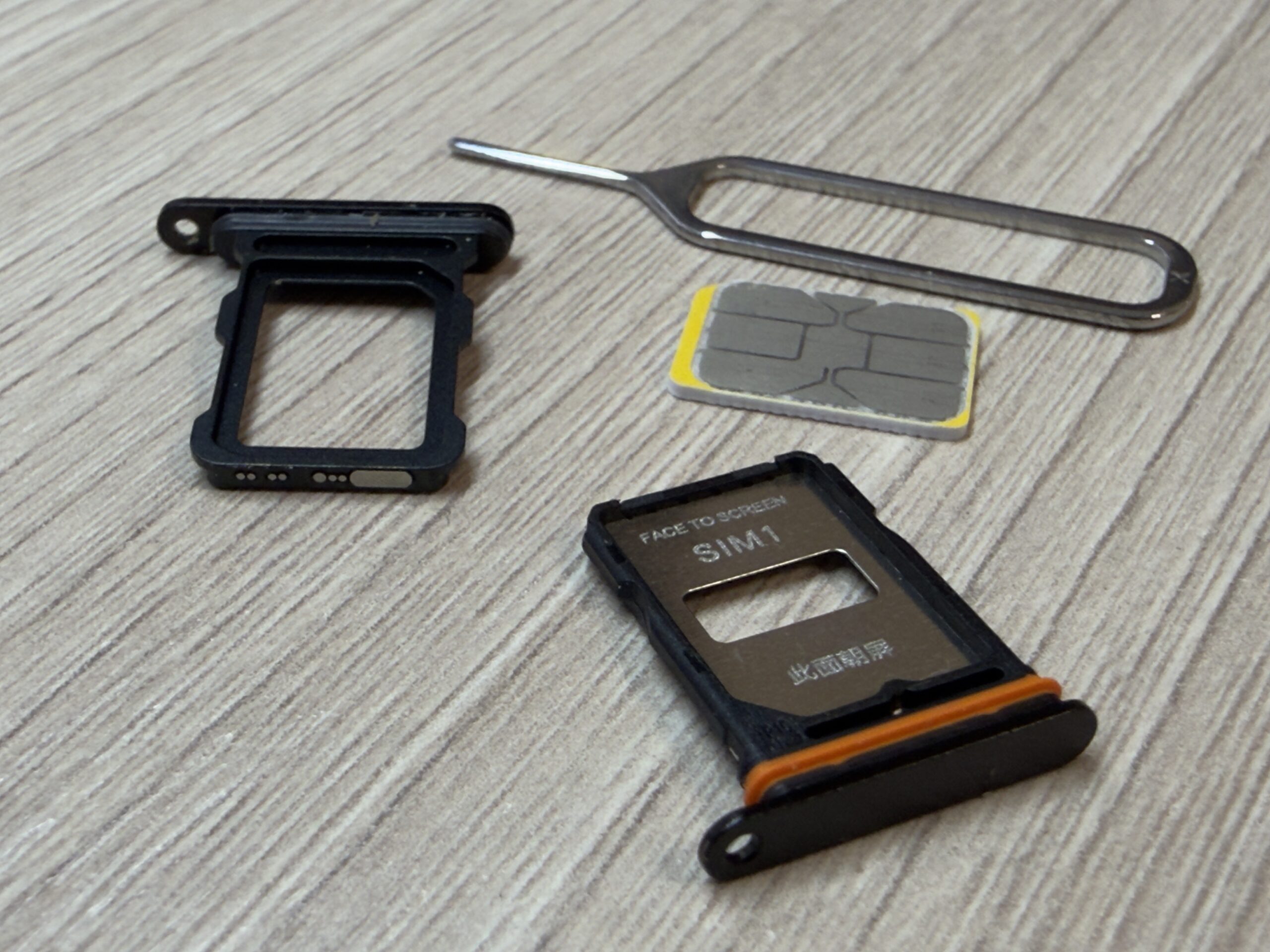 Меня удивил лоток для SIM Вообще забавная штука. Я — прожженный яблоковод, но вскрывал и настраивал этот смарт с каким-то ребяческим восторгом. Представьте: меня восхитил лоток для симки. Не, ну это нормально? А дело вот в чем. На айфонах как — вставил симку и все. Хочешь вторую? Подключай eSIM. А в POCO X8 Pro я открываю лоток и ожидаю (по старой памяти со времен смартфонов на базе Android 7) увидеть длиннющие салазки под две симкарты, да еще и нишу для microSD. Но что я вижу по факту? Ткнул скрепкой в отверстие — и мне в руки выпал малюсенький лоток под одну SIM-карту нано-формата. А где вторая, обещали же? Слева подальше — от айфона, справа и поближе — от POCO После пары секунд кручения и верчения в руках этой детальки выяснил — с другой стороны. Вот это ловко они придумали, конечно, мое почтение. Не забыли подписать, где SIM1, а где SIM2, причем есть указатель, какой стороной правильно вставлять лоток. Купить POCO X8 Pro на OZON В общем, много текста ради одного лотка, но мне эта микродеталь показалась важной. Хотя бы потому, что я реально ощутил внимание к мелочам — и это в смартфоне, который позиционируется как недорогой субфлагман. А еще это лоток с фиксацией симки, так что при установке она не вылетает и не заходит вкривь и вкось. На айфонах такой фишки нет: там, чтобы установить симку, нужно сразу позиционировать лоток симкой вверх, чтобы она не выпала. Короче, это уже второй «вау» за сегодня. Едем дальше. Как изменился дизайн POCO X8 Pro Открываю коробку, достаю смартфон — в этот момент в комнату заходит супруга с вопросом: «О, это айфон что ли?». В общем, на первый взгляд этот POCO X8 Pro, и правда, очень похож на iPhone 16 Pro, особенно если оба в черном цвете. Наверное, при детальном рассмотрении и изучении разница в материалах будет заметна, но в POCO — металлическая рамка с приятной текстурой. Объективно, задняя панель выглядит интереснее, чем в прошлой модели Я не могу сказать, что телефон прям выделяется уникальным дизайном, но если говорить о нем в разрезе прошлых и позапрошлых поколений тех же POCO X, тогда прогресс заметен. Например, углы телефона стали более скругленными, что уже придает свежести и даже дороговизны устройству. Такой же эффект будет от новой задней панели, которая теперь матовая целиком, а не поделена на две части. Симпатично смотрится Отдельно хочется отметить тонкие рамки дисплея: они здесь точно такие по толщине, как в iPhone 16 Pro. А последний, между прочим, презентовали именно с упором на эту фишку. Кажется, это уже третий «вау». Рамки порадовали, передняя панель смотрится свежо и технологично Ну и еще один приятный апгрейд: теперь в POCO X8 Pro используется продвинутая OLED-матрица с гибкой подводкой. Что это значит? А то, что в нижней части экрана больше нет так называемой «бороды», а дисплей по всей площади имеет рамки одинаковой толщины. Раньше такое делали только в дорогих флагманах — смотрится это здорово. Особенно если включить жесты и избавиться от классических кнопок управления Android. Как близнецы, только с разницей в возрасте А еще в последний момент я обнаружил забавную вещь — оказывается, смартфон поддерживает световые эффекты. То есть, если айфоны умеют подмигивать вспышкой в такт уведомлениями и вызовам, то здесь для этого реализована своя подсветка. Она светодиодная, разноцветная и с регулируемой яркостью. Эти кружочки плавно переливаются во время вызова и вспыхивают при уведомлениях Всего можно выбрать восемь оттенков, причем для входящих вызовов и уведомлений цвет настраивается индивидуально. Удобно, в общем. Характеристики POCO X8 Pro Младший субфлагман (именно так, потому что старший — это POCO F8 Pro, который мы уже вам показывали) получился интересным снаружи, но что же у него внутри? А тут довольно неплохая начинка. Модель POCO X8 Pro Экран OLED, 6.59″ Разрешение 2756 × 1268 (1.5K) Частота обновления 120 Гц Пиковая яркость до 3500 нит Процессор MediaTek Dimensity 8500 Ultra ОЗУ 8/12 ГБ LPDDR5X Память UFS 4.1 Аккумулятор 6500 мА*ч Зарядка 100 Вт (проводная) Обратная зарядка 27 Вт (по кабелю) Основная камера 50 МП, OIS Ультраширик 8 МП Фронтальная камера 20 МП Сердцем новинки стал чипсет MediaTek Dimensity 8500 Ultra. Это производительный восьмиядерный процессор с графикой как у дорогих аппаратов — например, она поддерживает трассировку лучей в играх. А еще здесь 12 ГБ оперативки, хотя в базовой версии будет только 8 ГБ. Но и это неплохой показатель, учитывая, что оба варианта снабжаются быстрой памятью стандарта LPDDR5X. Встроенного хранилища в базе 256 ГБ, а в модели чуть дороже — 512 ГБ. В общем, по памяти есть запас и куда разгуляться. Микрофон рядом с лотком, а многоточие — это динамик Единственное, что немного портит впечатление — это USB-C версии 2.0. То есть это удобный современный порт с поддержкой быстрой зарядки, но с ограниченной скоростью передачи данных. Впрочем, если вы не скидываете по кабелю фильмы весом по несколько десятков гигабайт, то это вообще не должно волновать. Сравниваем производительность POCO X8 Pro Справедливый вопрос будущего владельца POCO X8 Pro — а что вообще этот смартфон потянет? Фотошоп, игры, нейросети или, может быть, на нем еле вертится собственная же оболочка? По традиции, на этот вопрос отвечают бенчмарки. Я всегда верю двум: Geekbench и AnTuTu. Да, они показывают условные единицы, и это как раз то, что нужно для сравнения своего устройства с другими. Купить POCO X8 Pro на Aliexpress В тесте Geekbench 6 процессор Dimensity 8500 Ultra выдал 1700 баллов в режиме тестирования одного ядра и чуть больше 6600 баллов в многопотоке. Если верить аналогичным тестам, такие же цифры по мультиядерному тесту выдает Galaxy S24 Ultra на базе Snapdragon 8 Gen 3. А по мощности одного ядра наш герой находится где-то на уровне Snapdragon 8 Gen 2. Мне кажется, это круто. Неплохие циферки для младшего субфлагмана Теперь AnTuTu. Запустил тест, посмотрел красивые картинки и графику с трассировкой лучей, удивился, как изменилось все со времен моих HTC Desire S, Google Nexus 5 и Samsung Galaxy S7. После проверки бенчмарк выдал 2 075 119 очков. В вакууме эта цифра мне ни о чем не говорит, поэтому обращаюсь к результатам тестов других устройств. С похожими показателями у нас идут: POCO F7 Pro (12 ГБ) — 2 193 049 баллов HONOR 400 Pro (12 ГБ) — 2 188 967 баллов iQOO Z10 Turbo (12 ГБ) — 2 027 257 баллов Samsung Galaxy S265 FE (8 ГБ) — 2 011 033 балла В целом комментировать больше нечего, разве что можно предположить, что версия с 12 ГБ оперативки выбьет в этом тесте чуть больше очков и, возможно, обгонит прошлогодний POCO F7 Pro. Что с дисплеем POCO X8 Pro Может быть, волна дефицита еще скажется на качестве смартфонов и их основных компонентов, но у нас в обзоре пока устройство, которого проблемы с памятью не коснулись. По крайней мере производителю не пришлось снижать характеристики и компенсировать себестоимость смартфона удешевлением материалов корпуса или того же дисплея. Отсутствие нижнего выступа меняет дело глобально Так что OLED-панель здесь здоровская: диагональ почти 6,6 дюйма, а разрешение — 1268 × 2756 пикселей. При такой плотности пикселей (460 PPI) текст и любые детали на фотках выглядят очень резко. Не обделен дисплей и современными фишками флагманов: тут есть 120 Гц пиковая яркость аж 3500 нит частота мерцания подсветки — 3840 Гц поддерживает Dolby Vision и HDR Честно говоря, рассказывать о нем особо нечего, потому что у POCO X8 Pro просто классный экран, которым приятно пользоваться. Сенсор реагирует очень точно и быстро, а частота ШИМ здесь реально высокая: даже на минимальной яркости в темноте я не заметил каких-либо мерцаний. А на айфоне, кстати, эти мерцания заметны — причем достаточно сильно. И это напрягает зрение. Может быть, кто-то этого не замечает и радуется, а меня такой уровень ШИМ расстроил, когда я перешел с iPhone 13 Pro Max на iPhone 16 Pro. Видите темную полоску на айфоне — это ШИМ Кстати, под экраном в нижней части спрятан сканер отпечатков пальцев. Он оптический, так что при срабатывании подсвечивает область распознавания белым светом на максимальной яркости. И, так как экран реально яркий, то в темноте это прям бьет по глазам. Через пару дней у меня выработалась привычка не смотреть на этот кружочек под пальцем, так что сейчас я этот нюанс вроде и не замечаю. Тем более что к качеству работы самого сканера претензий нет, все работает четко, ему даже пленка не мешает. Сколько держит батарейку POCO X8 Pro Из коробки POCO X8 Pro был заряжен примерно на 60% — честно говоря, точно уже и не вспомню. Зато знаю наверняка, что этого мне хватило, чтобы включить новый телефон, установить на него десятки привычных приложений, настроить синхронизацию, залогиниться во всех мессенджерах и даже с полчаса полистать видосики. Заряжать на ночь не стал — специально оставил до утра, посмотреть, как себя поведет аккум на низких значениях. На айфоне обычно после 20% разряд ускоряется. К утру осталось 20% (а перед сном было 23%), и я снова не стал заряжать. Попользовался смартфоном еще немного — и к 10 часам дня у меня осталось 10%. Дальше я уже не стал мучить аккумулятор низким разрядом (я рассказывал, почему нельзя так делать постоянно) и поставил его на зарядку. До полного бака пришлось ждать 50 минут. Вот, как шел заряд: 10% — 10:10 50% — 10:30 60% — 10:35 85% — 10:50 100% — 11:00 В общем, с 10% до 100% телефон зарядился меньше чем за час. Быстро? Как по мне — даже очень. И, кажется, это еще не предел: как только я подключил телефон к зарядке, он предложил мне ускорить ее. Честно говоря, я побоялся «вжарить» по нему со всей силы, так что оставил все как есть. Наверное, сказывается опыт, возрастная деформация и «мышечная память» о нокиевских аккумуляторах, которые нужно было раскачивать после покупки, а потом беречь медленными зарядками и отключением от розетки на ночь. Пишет, что зарядка 100 Вт. Куда ж еще ее ускорять? Автономность мне понравилась. При моем обычном сценарии за весь день ушло примерно 30% заряда. Да, я не самый активный пользователь, в игрушки тоже не играю. Но на айфоне за это же время и при той же активности батарейка у меня улетает на 50% минимум, а может и побольше. Но оно и понятно — тут батарейка на 6500 мА*ч, что даже больше чем у новых iPhone 17 Pro Max. Купить POCO X8 Pro на OZON В итоге после всех настроек, активаций и оптимизаций полного заряда батареи мне хватает на два полных рабочих дня. Например: снял утром с зарядки при 100%, а к вечеру следующего дня вернул на зарядку с показателем 15–20%. Круто. У более активных юзеров выйдет около полутора дней. Вывод — мне заряда стабильно хватает на два дня. Как снимает камера POCO X8 Pro В отличие от некоторых брендов, POCO пока не занимается бутафорией, так что на задней панели установлено две камеры, и обе реальные. Если вы не знали, то бывает и такое, что на вид камер две или даже три, а по факту меньше. Дополнительный глазок: лишь пластмассовая имитация. Например, как у HONOR Power 2 с двумя настоящими модулями и одной имитацией. Две камеры и вспышка В POCO X8 Pro основная камера снимает в разрешении 50 МП, а ультраширик — 8 МП. Хотелось бы побольше и почетче, но что имеем, то имеем. При хорошем освещении обе камеры отрабатывают хорошо. А основная даже способна на какой-никакой зум, пусть и цифровой. Погода, к сожалению, уже несколько недель держится «сопливая» Это цифровой зум 5x А это — уже 10x Но в помещении ультраширокому модулю все же не хватает резкости, а еще светосилы, поэтому фотографии получаются мыльноватыми и немного недоэкспонированными. Детализации хотелось бы побольше. Впрочем, что требовать от 8 МП Зато с основной камерой все тип-топ и при слабом освещении. В обычном режиме (авто) она снимает в 12 МП, но разрешение можно увеличить до 50 МП. В итоге вес фотки будет чуть больше, зато резкость на уровне. Ну а если хочется выжать из главного модуля все соки, то стоит переключаться в режим ручной настройки. Здесь уже можно выбрать не только максимально доступное разрешение съемки, но также переключиться в съемку RAW. В таком случае телефон вносит минимум правок «от себя» и от ИИ, оставляя доработку фото на ваш вкус. Купить POCO X8 Pro на Aliexpress Мне показалось, что в профи-режиме фото получаются чуть резче и выдают больше сложных оттенков и полутонов. Но на автомате камера тоже работает неплохо и быстро подтыкает нужные настройки. Например, если света недостаточно, активируется ночной режим. Так или иначе все это работает само, а на выходе получаются достойные снимки. Помимо стандартных функций есть режим Live Photo, Google Объектив (поиск предметов по фото), всякие улучшалки, эффекты. Еще телефон умеет снимать портреты и даже что-то там пытается в макро. Если нужен портрет, то редактировать размытие фона можно как до съемки, так и после — открыв снимок в галерее. Качество съемки видео здесь обычное. Поддерживается 4K при 60 кадрах в секунду, оптическая стабилизация присутствует. Работает она как и должна — шагая с телефоном в руках, я снял относительно плавный ролик. Для съемки в условиях низкой освещенности нашел режим «Ночь»: он делает картинку ярче, но переключает фреймрейт на 24 FPS. Видео становится дерганым, зато все видно. Стоит ли покупать POCO X8 Pro Я писал обзор не сразу: сначала попользовался телефоном и решил подождать, пока пройдет впечатление от новизны и наступит рутина использования. Знаете, когда ты начинаешь понимать, что экосистема одного производителя тебя съела вместе с потрохами. Заметки, напоминания, контакты, пароли, сайты, фотки и даже расположение значков на рабочем столе — все это приходится как-то сводить в одну кучу и пробрасывать в другую экосистему. Итог — смартфон приятный, даже после айфона Это трудоемко и не всегда работает так гладко, как хочется. Но я расправился со всеми этими настройками и переносами, потому что мне реально понравился телефон и я захотел оставить его себе в качестве второго рабочего устройства. Купить POCO X8 Pro на OZON Например, я понял, что в поездках мне удобнее с этим POCO, нежели с айфоном: он работает не хуже, а батарейку после 350 км трассы с плохим приемом не сжирает наполовину. Да и в остальном он не разочаровал: если надо, сделает фотки, а во время звонков еще и предлагает запись разговора. То, что мне нужно. Купить POCO X8 Pro на Aliexpress Из минусов отмечу нюанс в HyperOS. Не саму прошивку, а количество софта в ней. Например, мне не нужен игровой центр, хотя кому-то, наверное, этот инструмент понадобится. То же самое могу сказать про антивирус. Тем не менее все это настраивается, удаляется и отключается так, как нужно владельцу. А сама же система здесь работает классно — все шустро, плавно, чувствуется оптимизация. Слева подальше — от айфона, справа и поближе — от POCO. Фото.