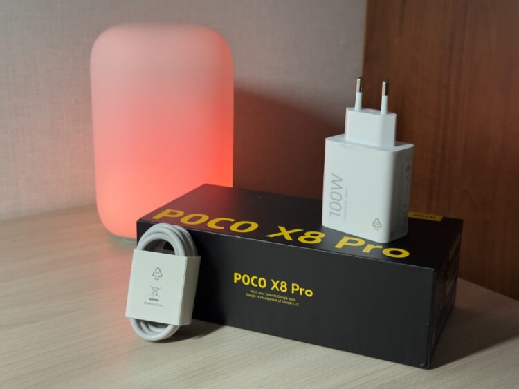 Комплектация смартфона POCO. Зарядка в комплекте с телефоном — сегодня редкость. Фото.