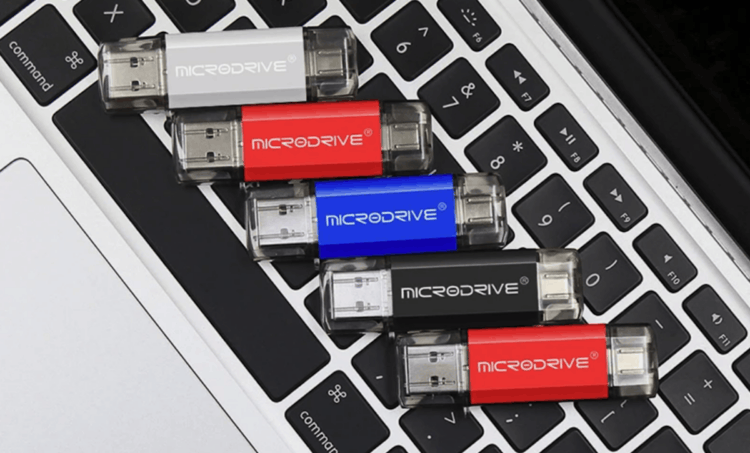 Флешка для смартфона с двумя разъемами. Изображение: AliExpress. Фото.