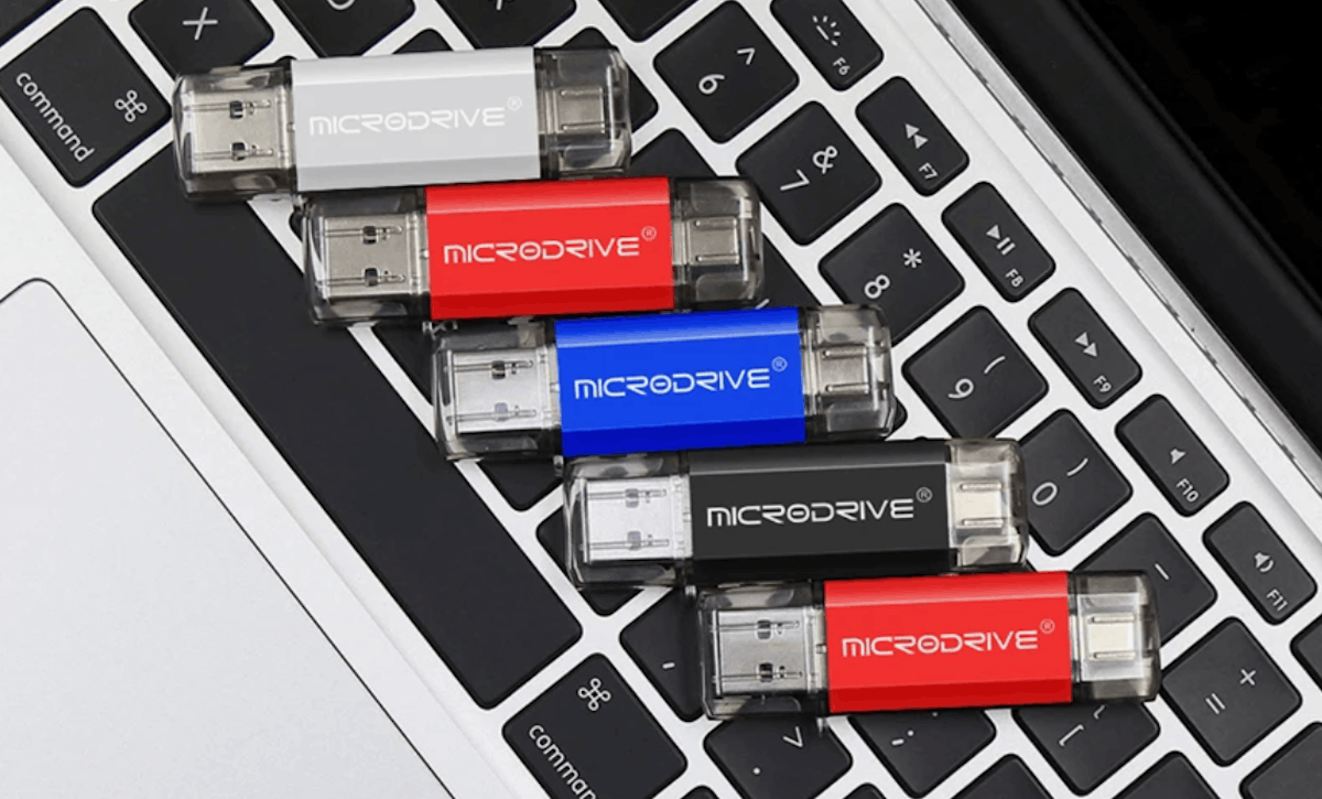 Флешка для смартфона с двумя разъемами. Изображение: AliExpress. Фото.