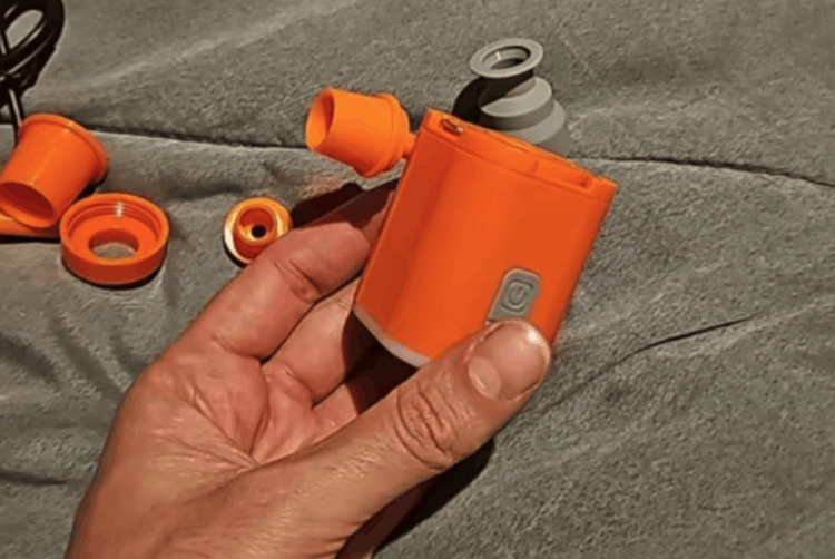 Миниатюрный насос для матрасов. Изображение: AliExpress. Фото.