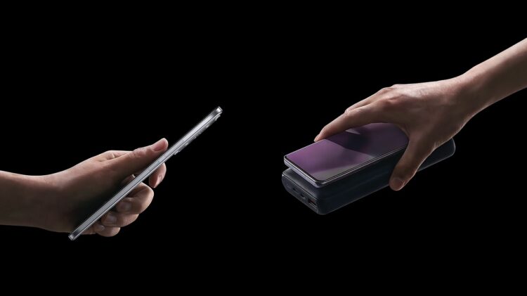 realme P4 Power — смартфон-повербанк. Смартфон получился тонким и легким. Изображение: realme. Фото.