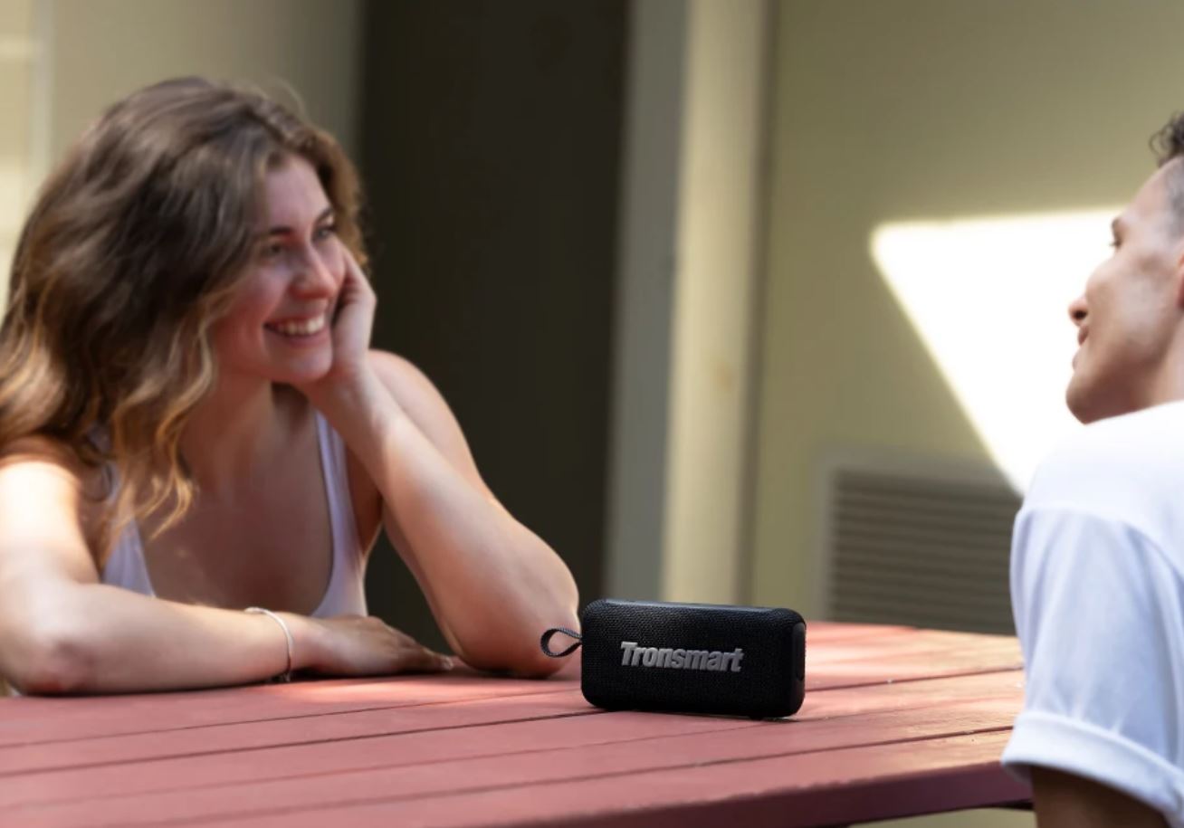 Какую беспроводную колонку купить недорого. Tronsmart Trip 2 обладает компактными размерами и подойдет для использования в разных сценариях. Фото.