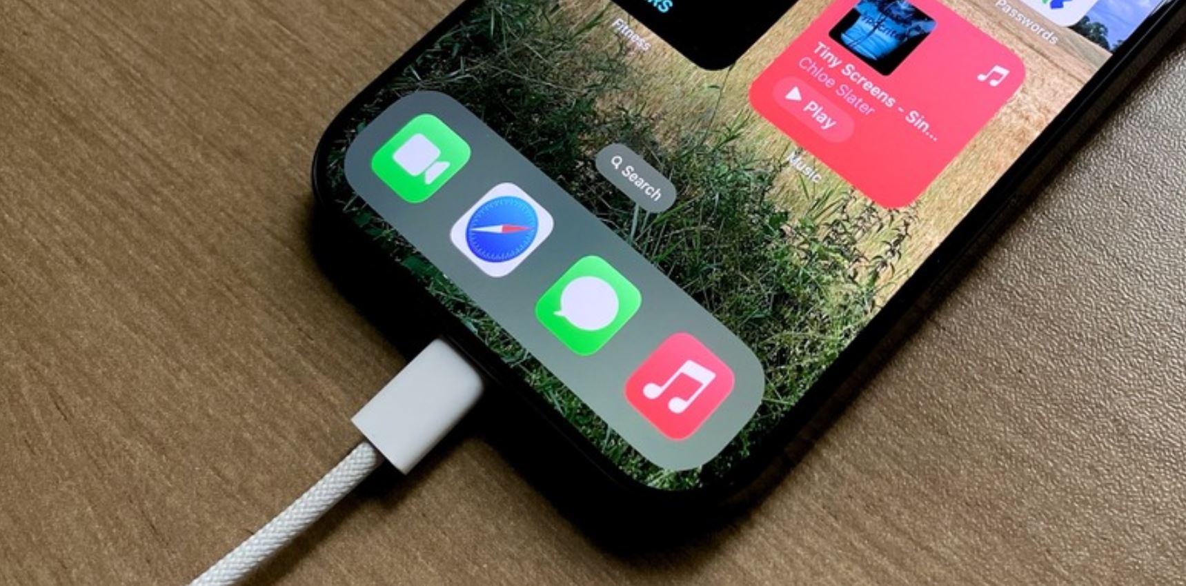 Отличия беспроводной зарядки от проводной. При проводной зарядке теряется меньше энергии, чем при беспроводной. Фото: bgr.com. Фото.