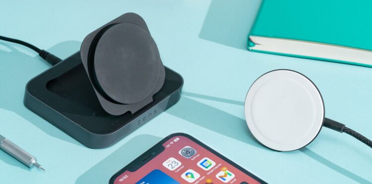 Недостатки беспроводной зарядки. Сам принцип работы беспроводной зарядки мешает ей быть такой же эффективной как проводная. Фото: nytimes.com. Фото.