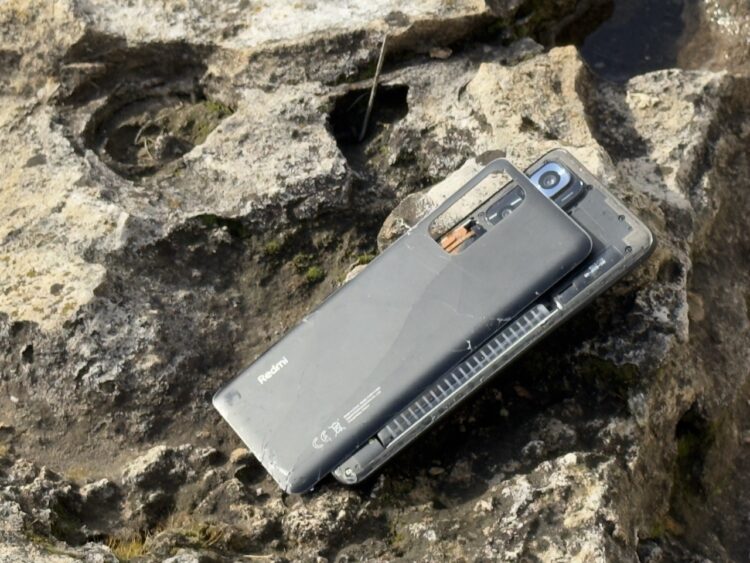 Почему аккумулятор в смартфоне может взорваться. Телефон вздулся и у него отлетела задняя панель. Почему аккумулятор в смартфоне может взорваться. Телефон вздулся и у него отлетела задняя панель. Фото.