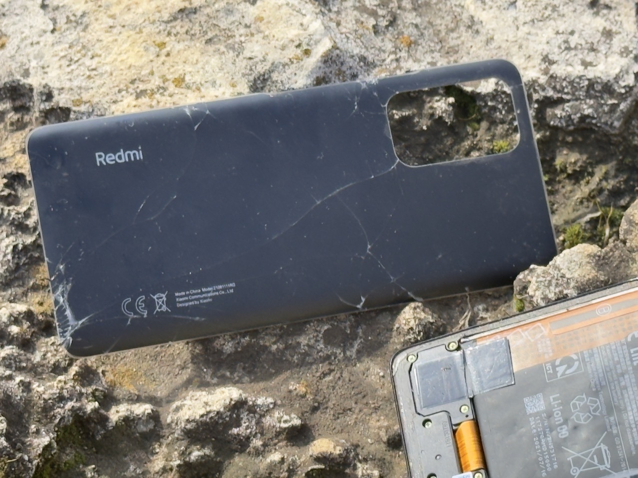 Что делать, если смартфон начал перегреваться или дымить. На моем телефоне мгновенно появились трещины по всей задней панели. Фото.