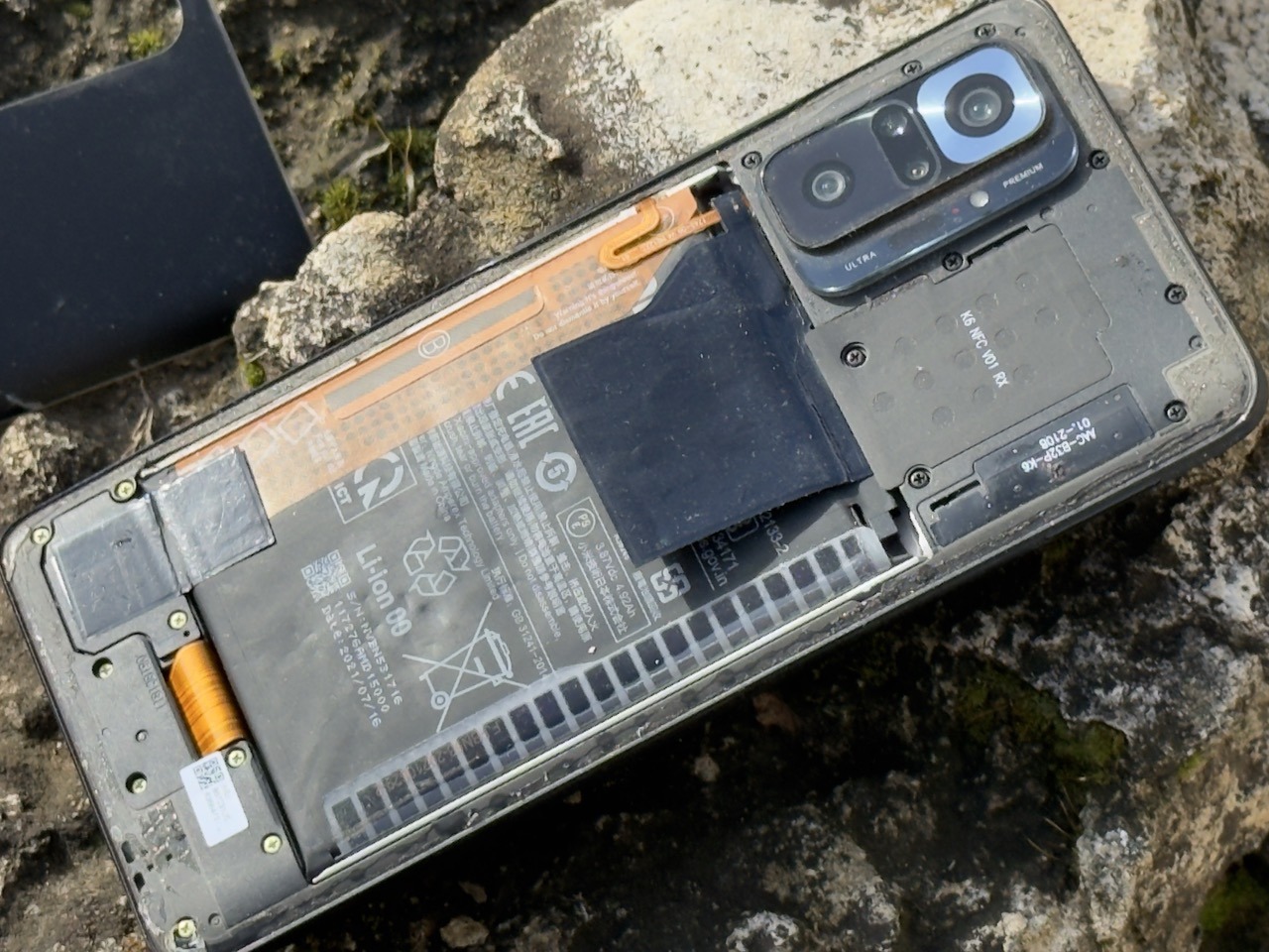 Что делать со сгоревшим телефоном. К счастью, все обошлось дымом, а телефон остался целым. Возможно, его удастся отремонтировать. Фото.