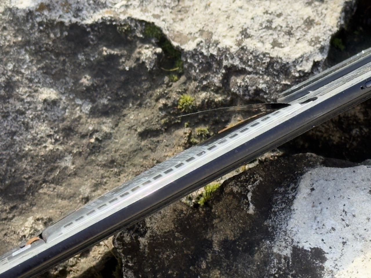 Из-за чего начал дымить аккумулятор в моем Xiaomi. Видите, у батареи появилось «пузо». Фото.