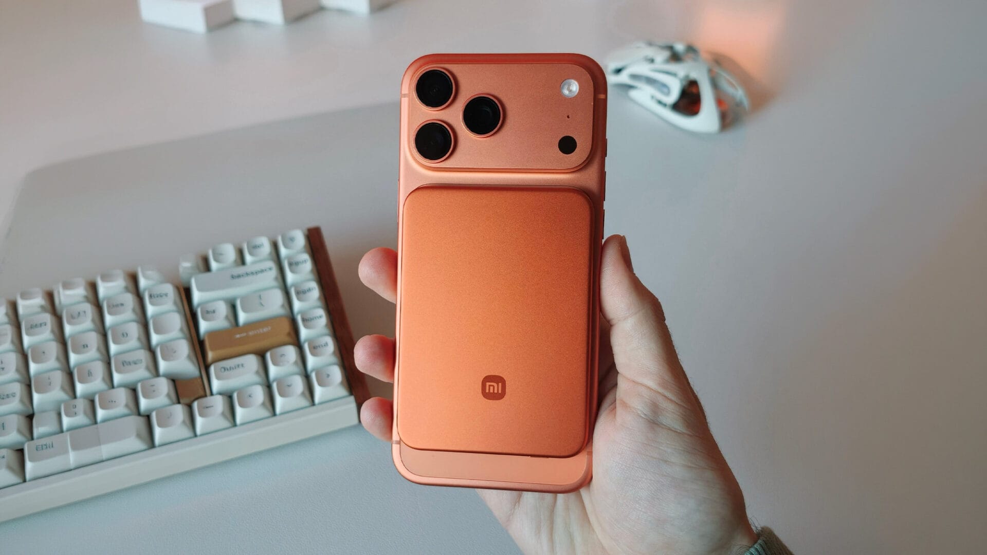 AirTag для Android и ультратонкий повербанк. Да, такой аккумулятор подойдет и для айфона. Изображение: xiaomitime.com. Фото.