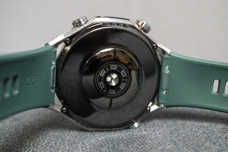 Тыльная сторона корпуса прекрасна сама по себе. Фото.