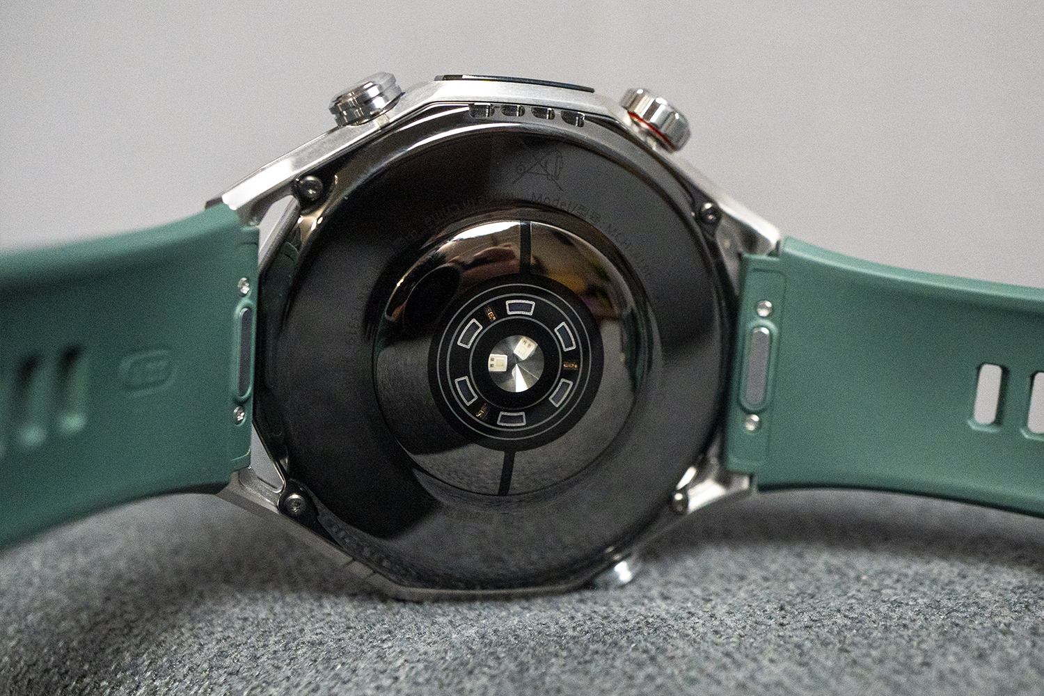 Тыльная сторона корпуса прекрасна сама по себе. Фото.