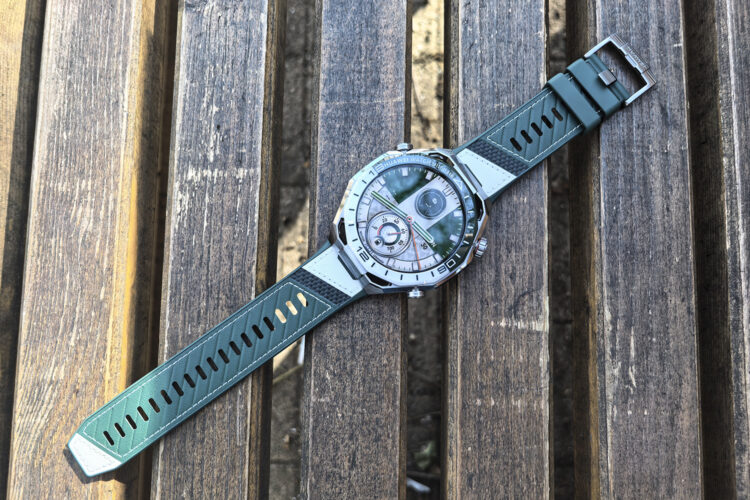 Если используете часы на улице, а не только в спортивном зале, имейте ввиду какая яркость у экрана. Смотрите на модели от 2000 нит. Фото.