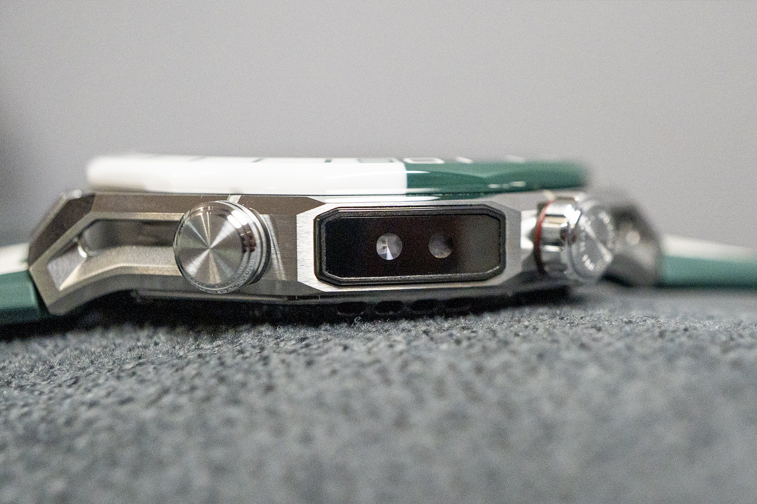 Сенсор на боковой панели может считывать намного больше показателей и делать это намного более точно. Фото.