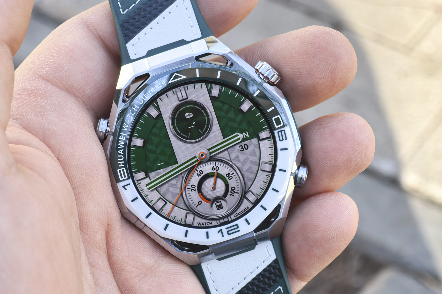 Экран — важная часть любых смарт-часов. Фото.