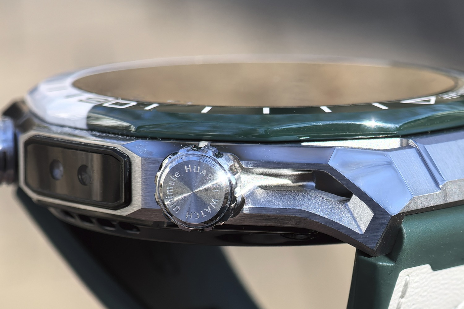 Это колесико крутится и нажимается, а всего кнопок три. Фото.