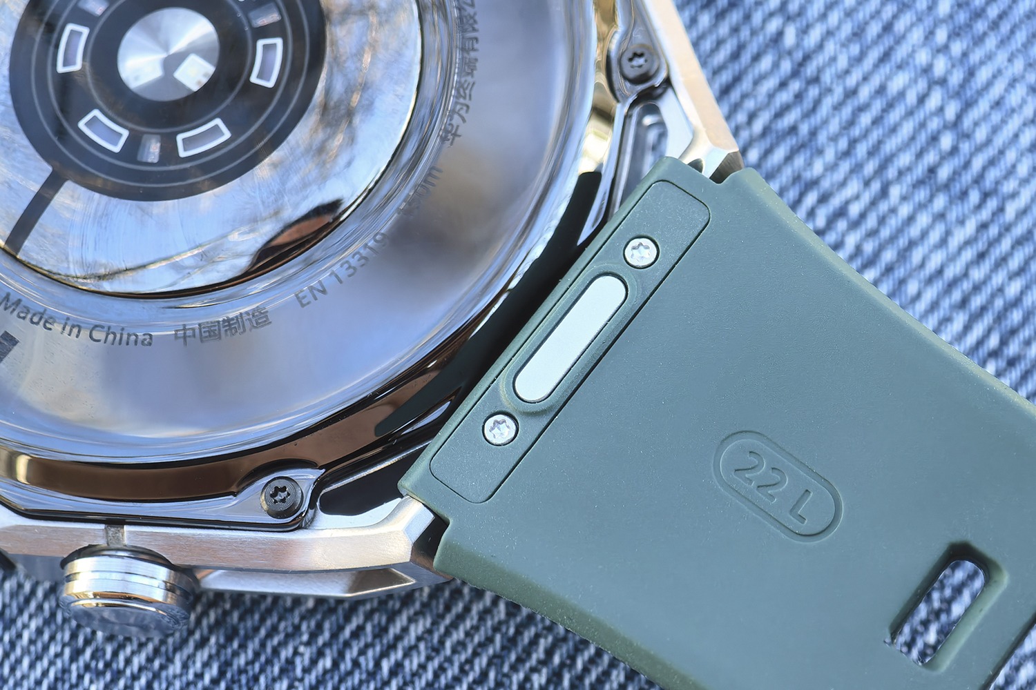 Чтобы снять ремешок, надо просто нажать эту кнопку. Фото.