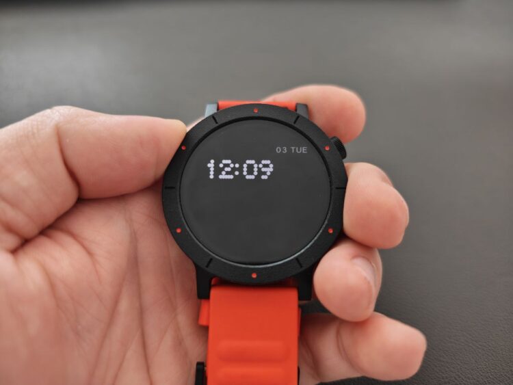 Недостатки CMF Watch 3 Pro. Информация о тренировке не отображается на экране постоянно — нужно его активировать. Фото.