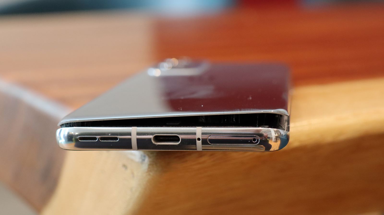 Можно ли заряжать телефон, если у него вздулся аккумулятор. Смартфон со вздутым аккумулятором категорически нельзя заряжать. Фото: techradar. Фото.