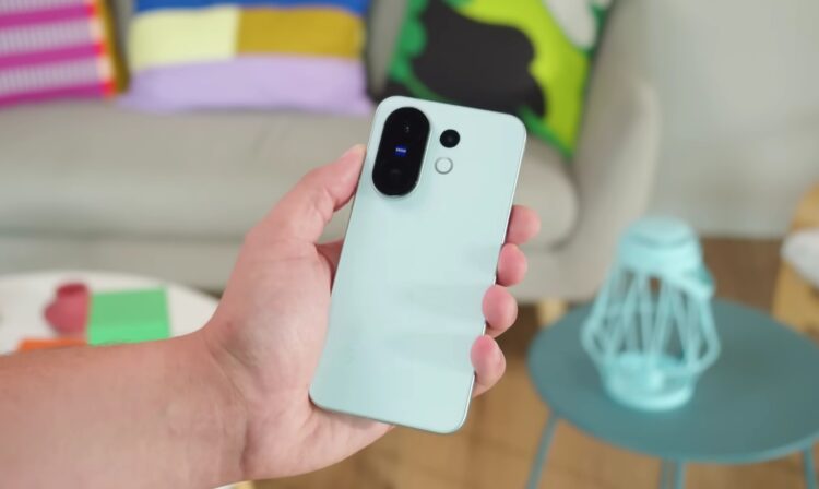 Компактные бюджетные смартфоны vivo. vivo тоже умеет делать компактные смартфоны. Изображение: GSMArena Official. Фото.