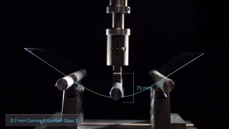 Что такое Gorilla Glass и чем стекла отличаются. Каждое поколение Gorilla Glass решает свою задачу. Но ни одно не спасёт от обычного песка в кармане. Изображение: Corning. Фото.