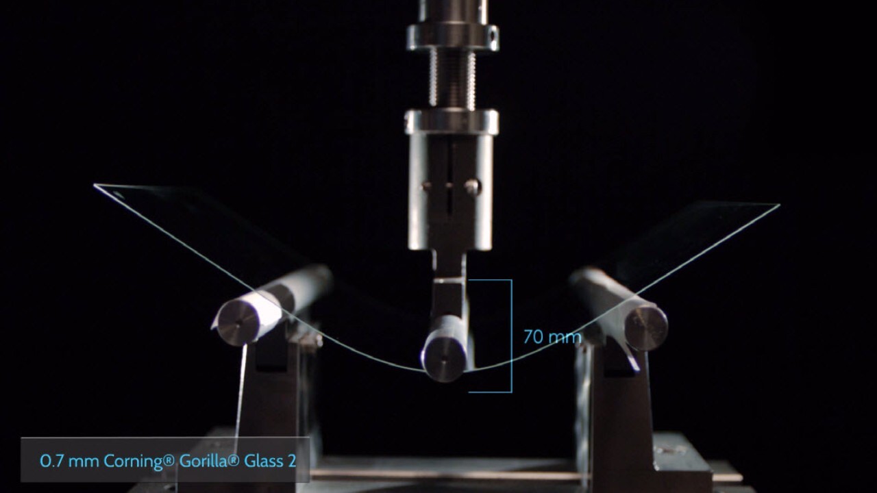 Что такое Gorilla Glass и чем стекла отличаются. Каждое поколение Gorilla Glass решает свою задачу. Но ни одно не спасёт от обычного песка в кармане. Изображение: Corning. Фото.