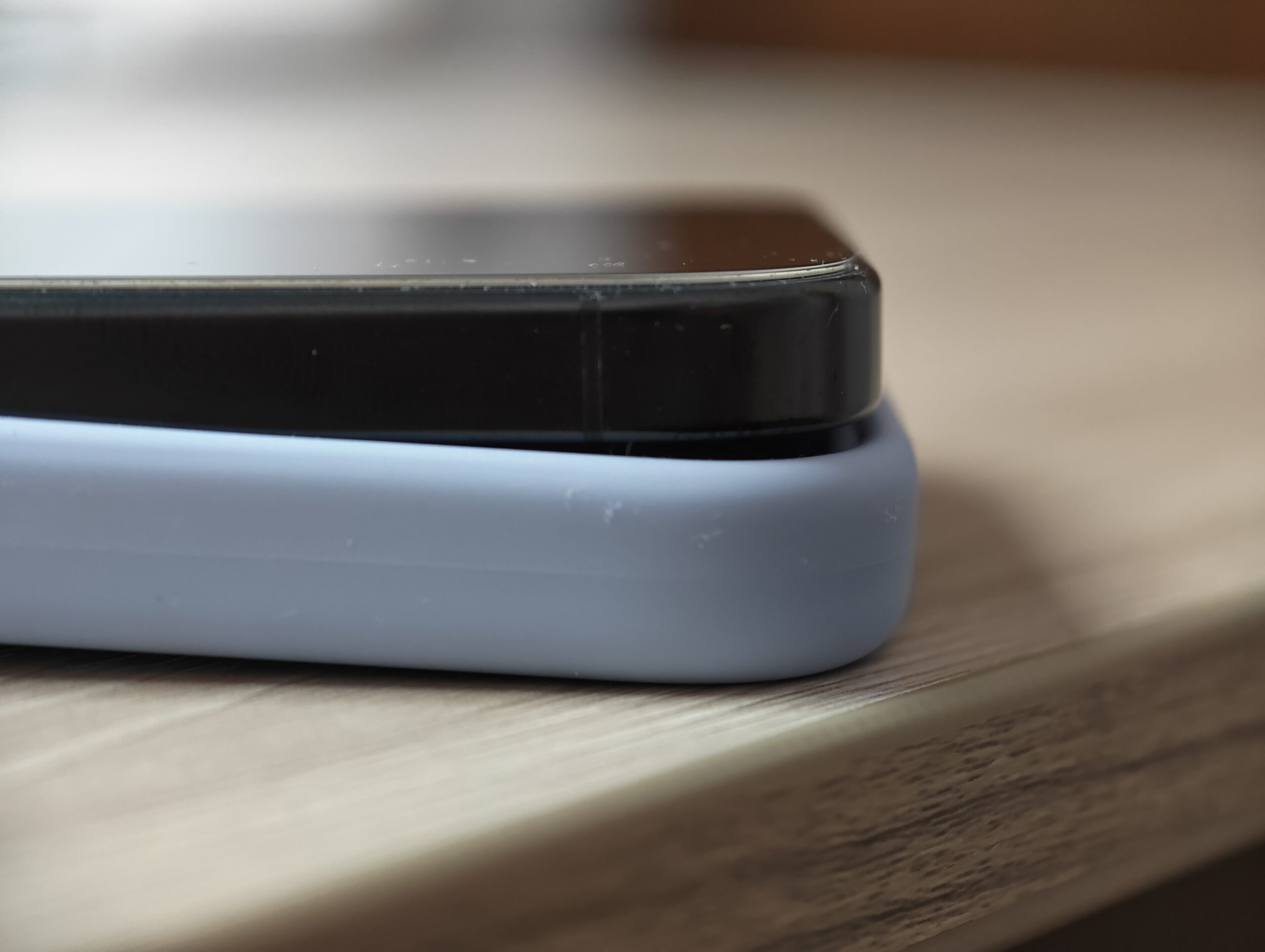 Чем лучше толстое закалённое стекло. Защитное стекло выступает над заводским, а потому цепляется за палец при использовании жестов. Фото.