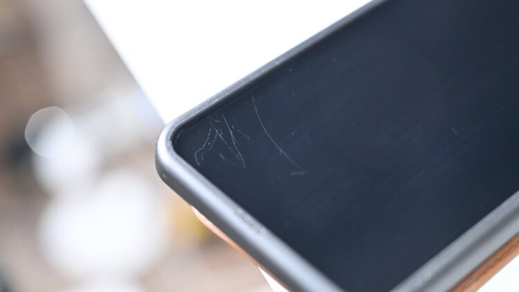 Защитная плёнка на экран: плюсы и минусы. Плёнка тоньше и дешевле, но через пару месяцев выглядит вот так. Фото.