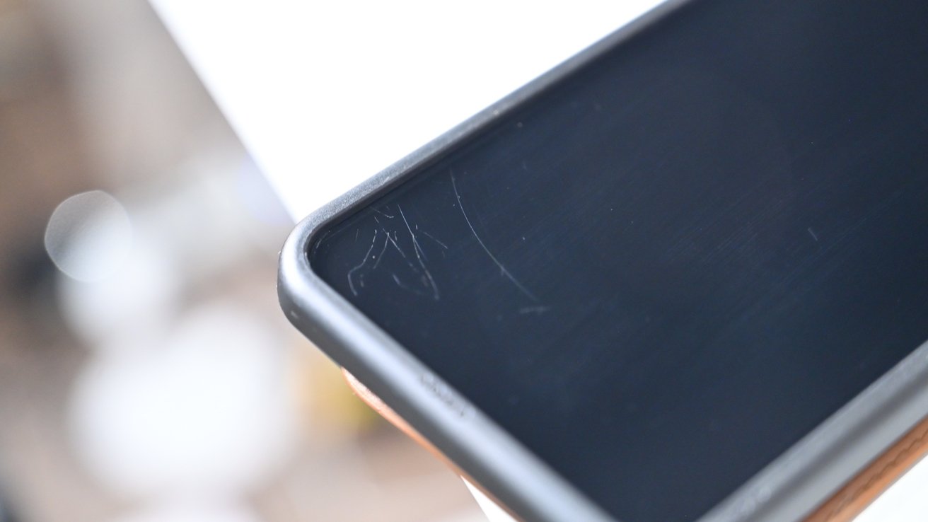 Защитная плёнка на экран: плюсы и минусы. Плёнка тоньше и дешевле, но через пару месяцев выглядит вот так. Фото.