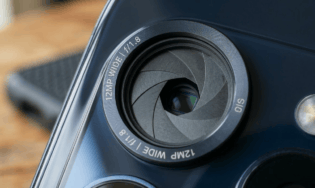 Полноценная переменная диафрагма в камере смартфона пока выглядит как фантастика. Но движение в эту сторону уже есть и простейшие решения начали появляться. Правда не там, где хотелось бы.