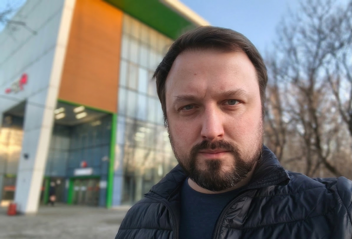 Диафрагма камеры смартфона — что это и зачем нужна. А с размытием фона вот так. Да, есть огрехи потому что снято на смартфон с программным размытием. Но согласитесь, даже в таком виде картинка с размытием смотрится более естественно. Фото.