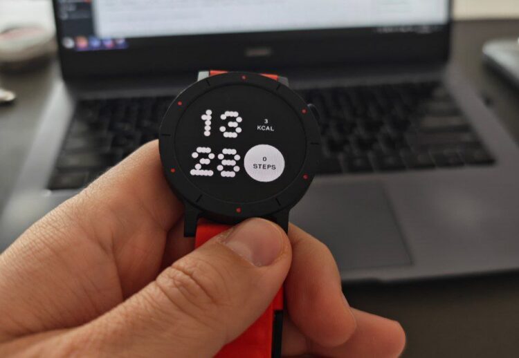 Характеристики CMF Watch 3 Pro. В часы встроены десятки стильных циферблатов. Фото.