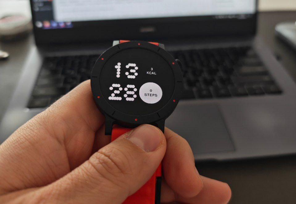 Характеристики CMF Watch 3 Pro. В часы встроены десятки стильных циферблатов. Фото.