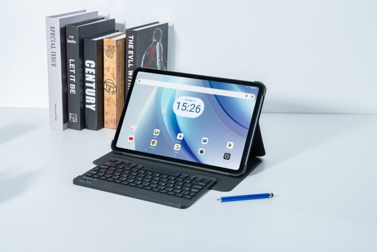 У планшета есть расширенная версия с дополнительными аксессуарами. Фото.