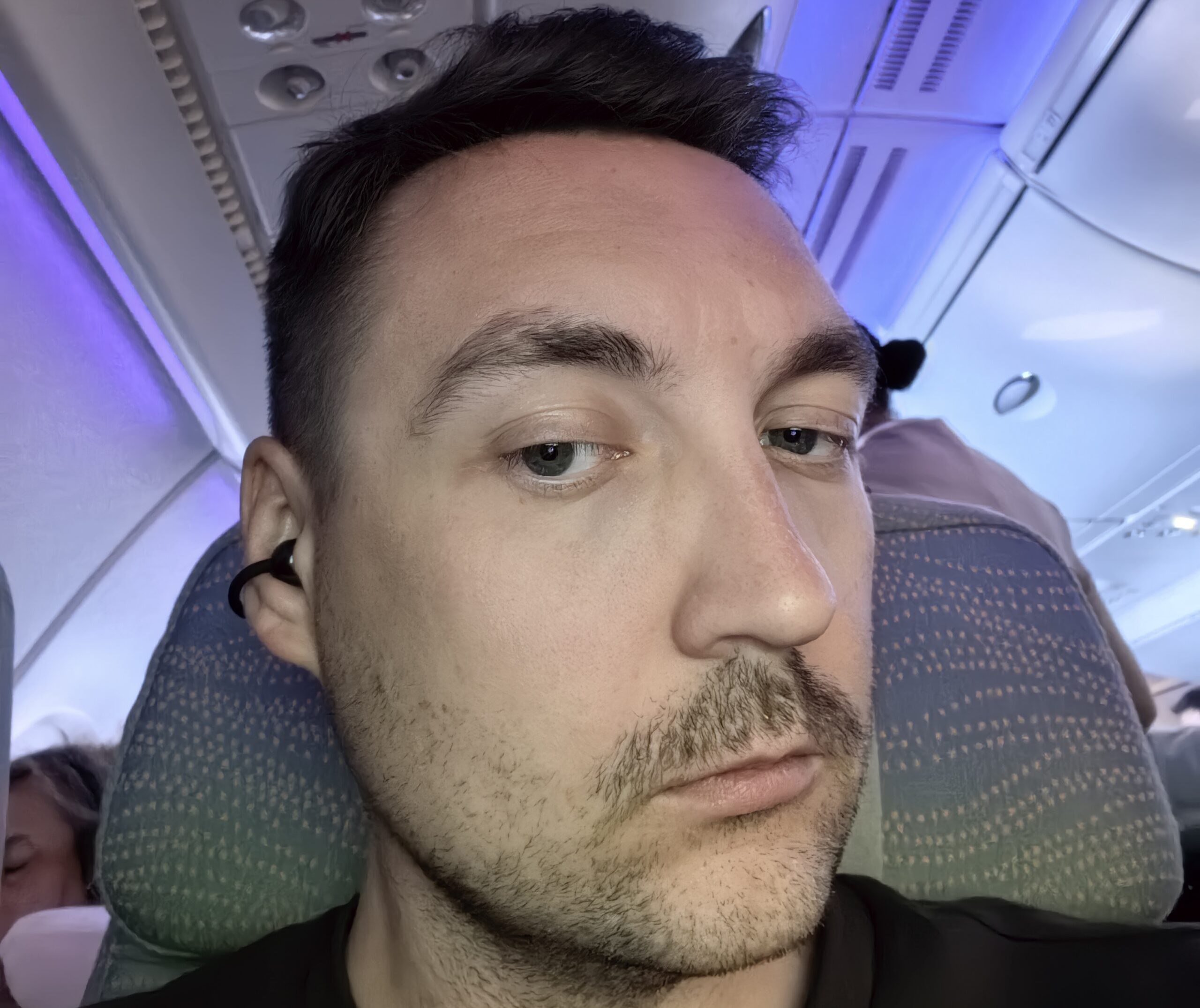 Плюсы и минусы Huawei FreeClip 2. Главное — берите вторую палубу, если летите на A380. Там тише 🙂. Фото.