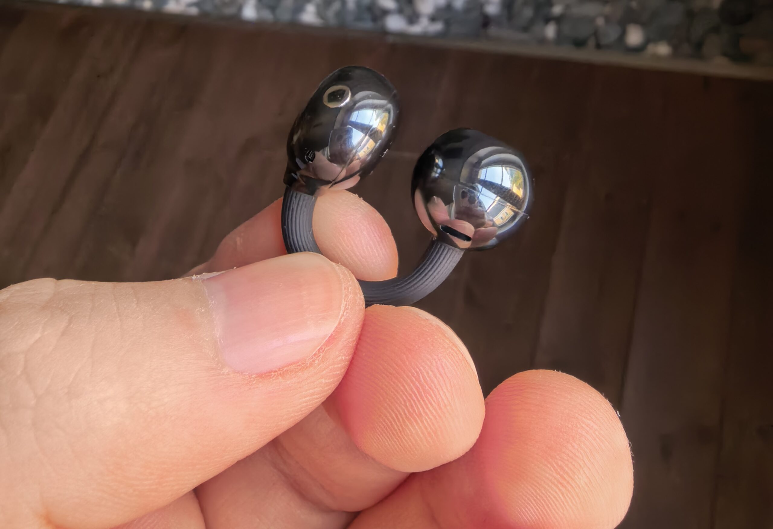 Удобные наушники, которые хорошо держатся в ушах. Вот такие маленькие наушнички получились. Фото.