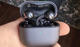 Вставлять наушники в этот кейс - тот еще квест