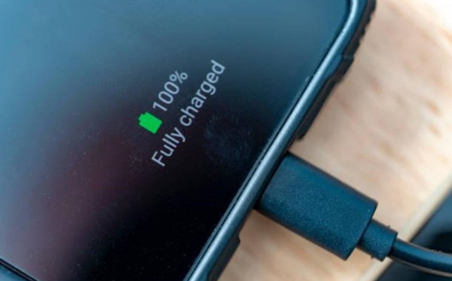 Нужно ли снимать телефон с зарядки после 100 процентов. Заряжен телефон до 100%? Отключайте зарядное устройство немедленно. Фото: shopify.com. Фото.