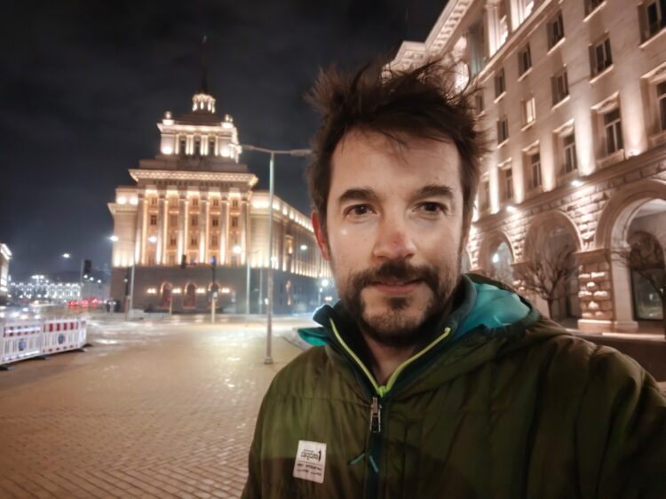 Xiaomi 17 или Galaxy S26 — где лучше камера. Фото с фронталки Xiaomi 17. Изображение: GSMArena. Фото.