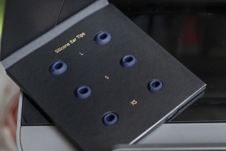 Три комплекта амбушюр в коробке и одни уже на наушниках. Фото.
