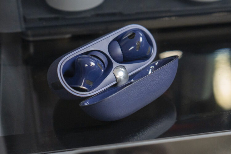 Достаются из корпуса наушники хорошо. Фото.