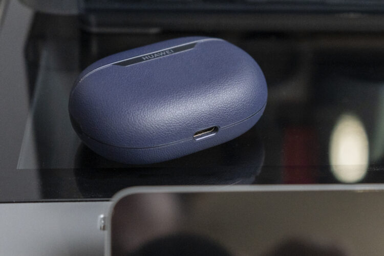 Зарядка через USB Type-C или на беспроводной станции. Фото.