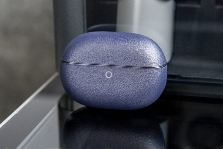 Синий кейс на три грамма тяжелее, но и смотрится он интересней. Фото.