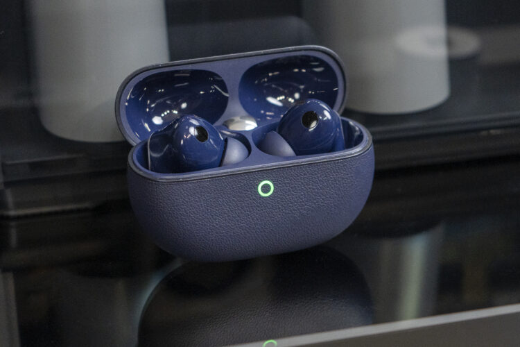 Индикация зарядки на передней части корпуса. Фото.