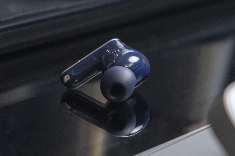 Один наушник весит всего 5,5 граммов. Фото.